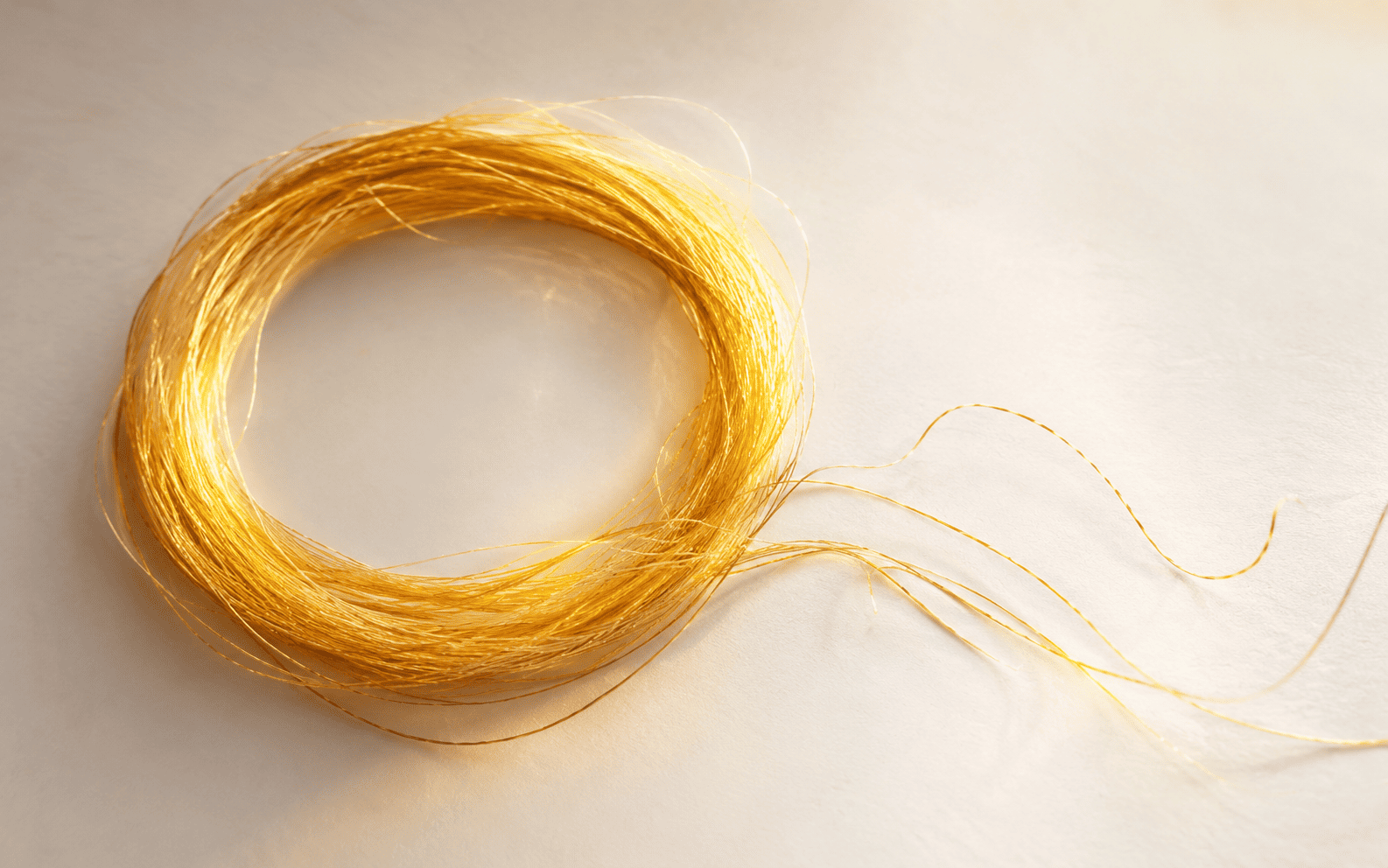 Roda dourada com fios de luz a desfazerem-se de um padr�o circular repetitivo, simbolizando a quebra de um ciclo k�rmico