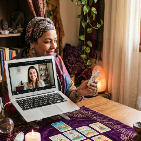 Baralho cigano online: como funciona uma consulta � dist�ncia